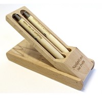 Gravírované drevené pero a pentelka so stojanom